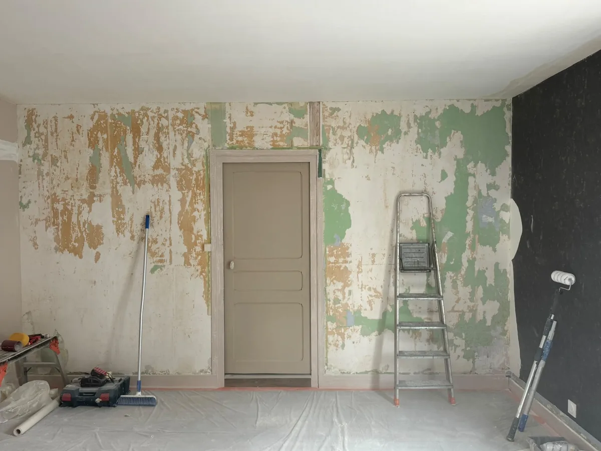 Avant travaux : anciennes peintures écaillées et murs décapés avant remise en peinture