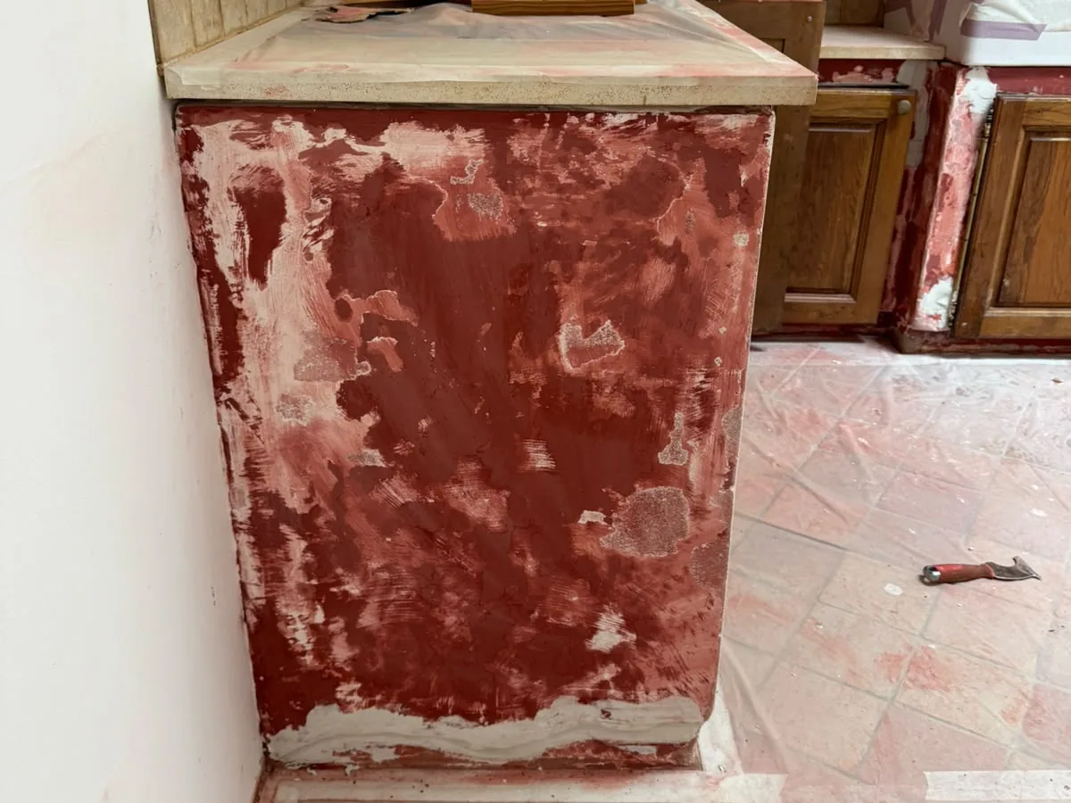 Caisson de cuisine en béton cellulaire poncé et repris à l'enduit avant remise en peinture