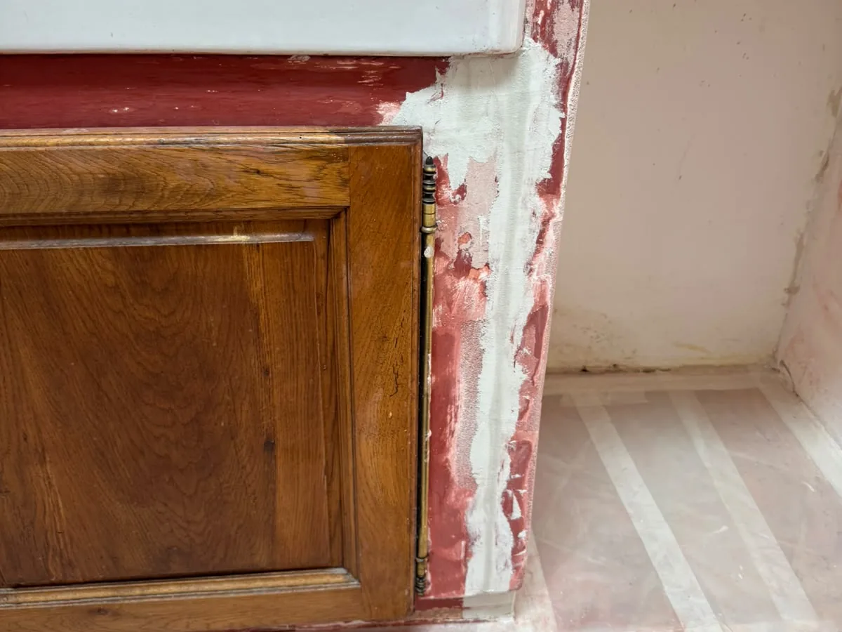Fissure rebouchée à l'enduit sur un montant de cuisine en béton cellulaire, détail avant peinture
