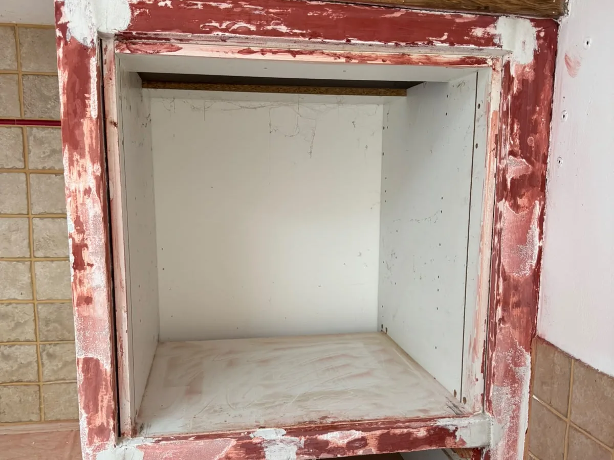Niche d'électroménager en béton cellulaire dont l'encadrement fissuré a été rebouché et poncé