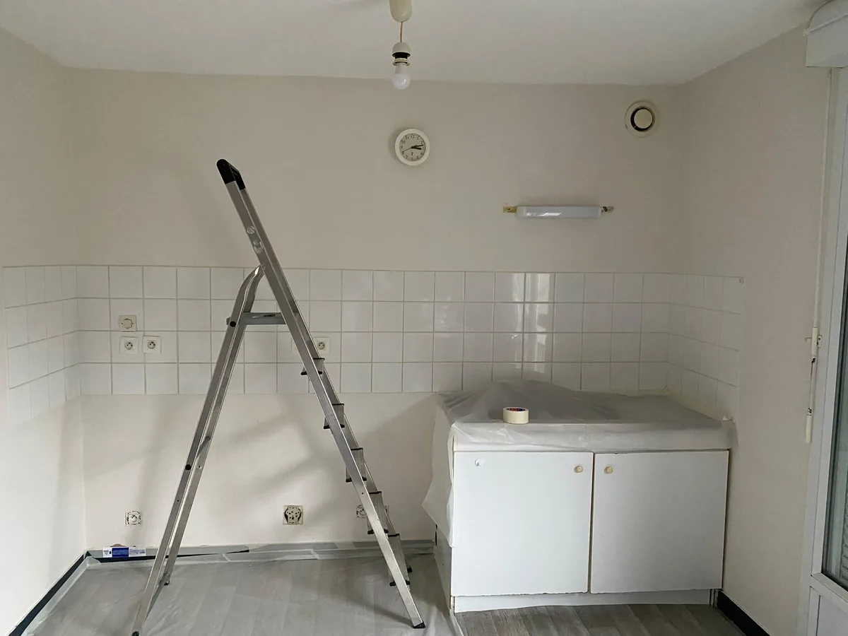 Cuisine en cours de chantier, meubles et sol intégralement protégés avant peinture