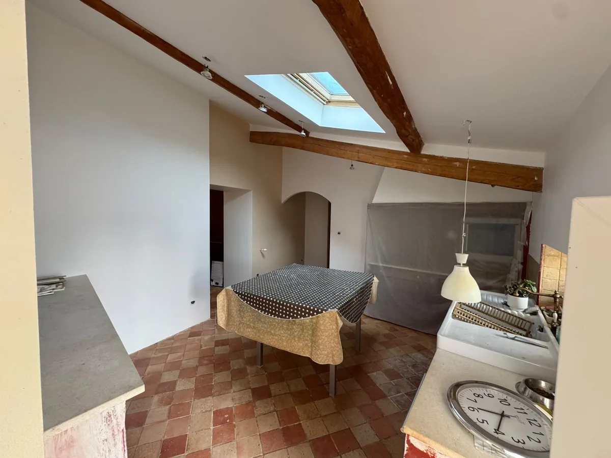 Cuisine sous charpente en début de chantier, évier et meubles d'origine encore en place