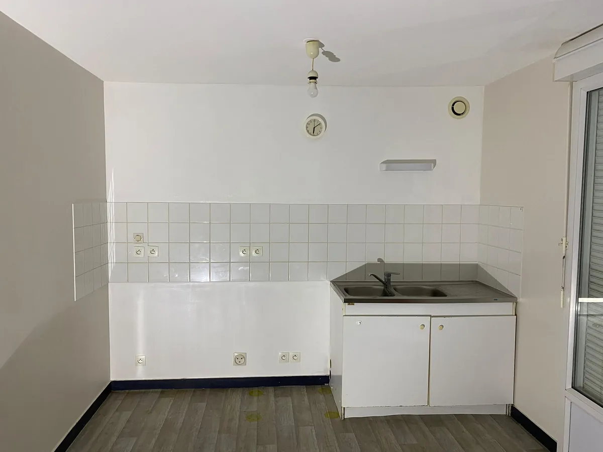 La même cuisine repeinte en finition lessivable, chantier terminé et nettoyé