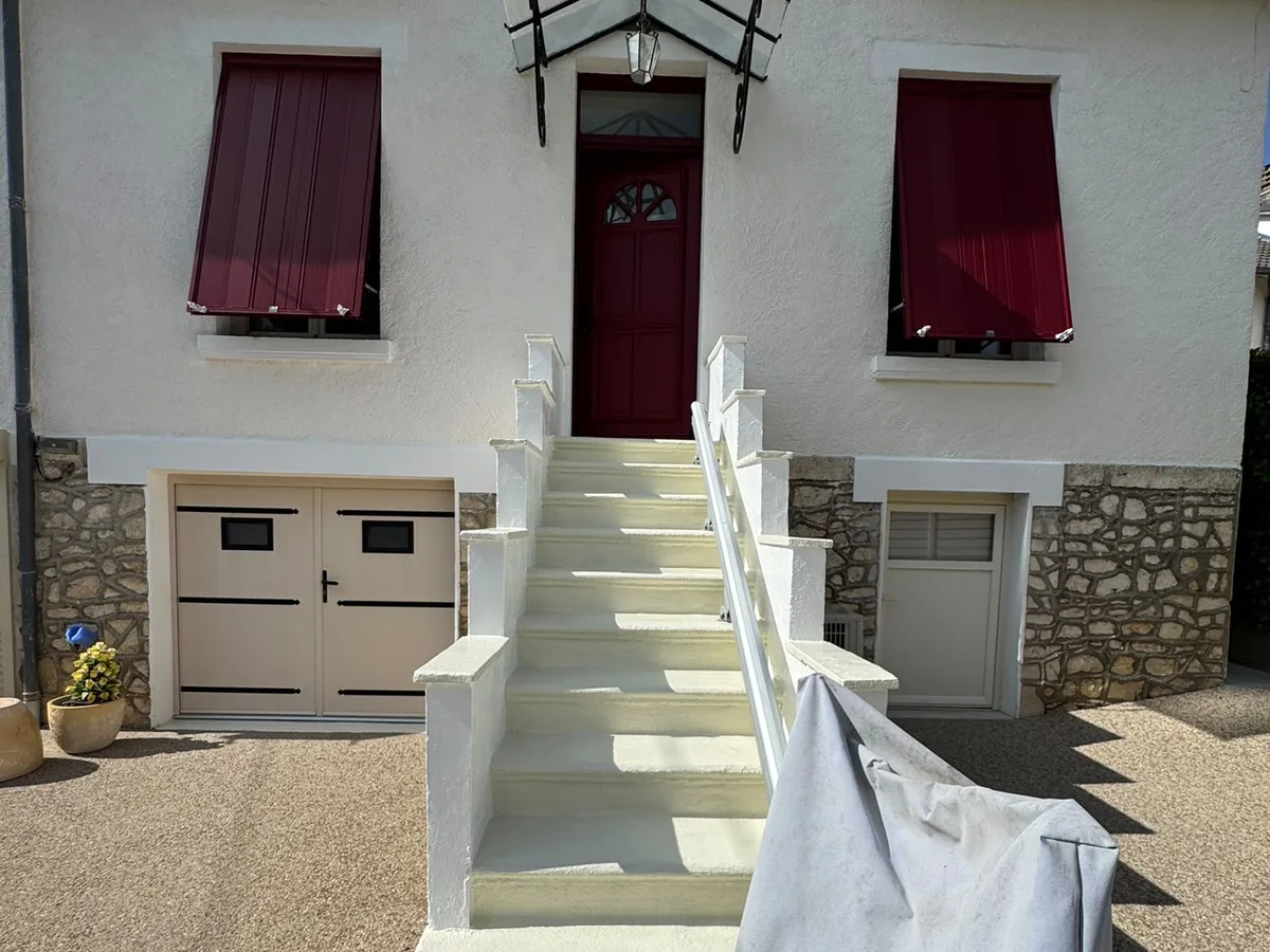 Façade et escalier extérieur repeints sur une maison de la Vienne (86)