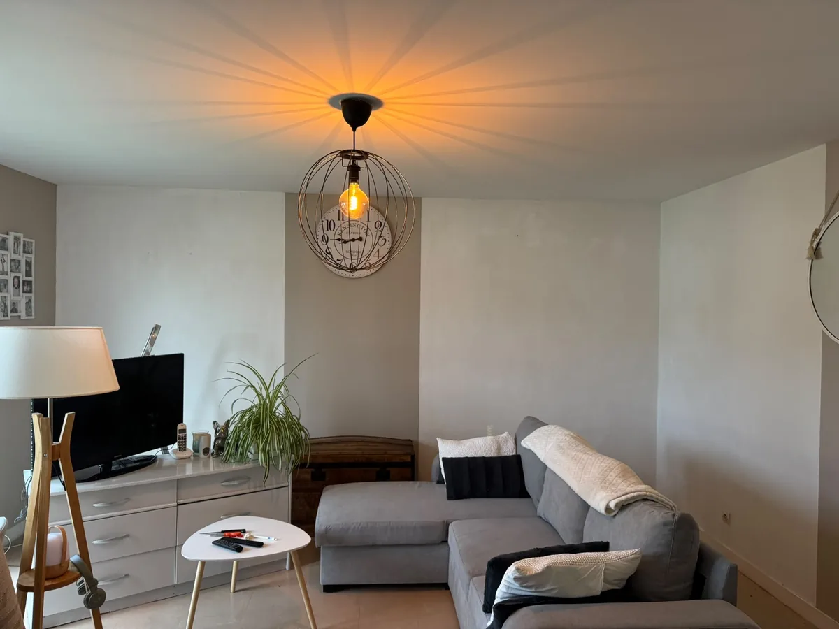 Salon repeint à Chauvigny, murs et plafond en finition mate