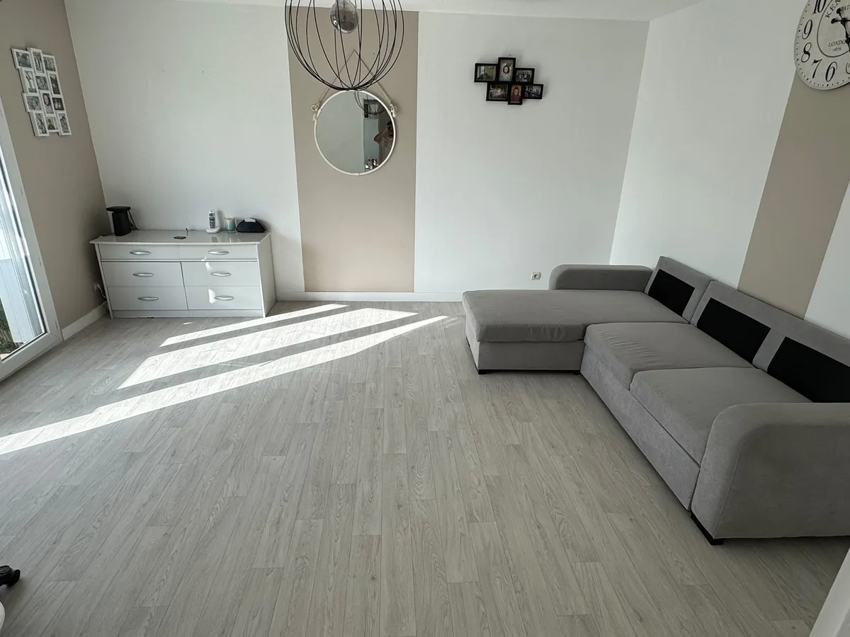 Séjour remis à blanc dans la Vienne, murs, plafond et plinthes repeints et lino posé au sol